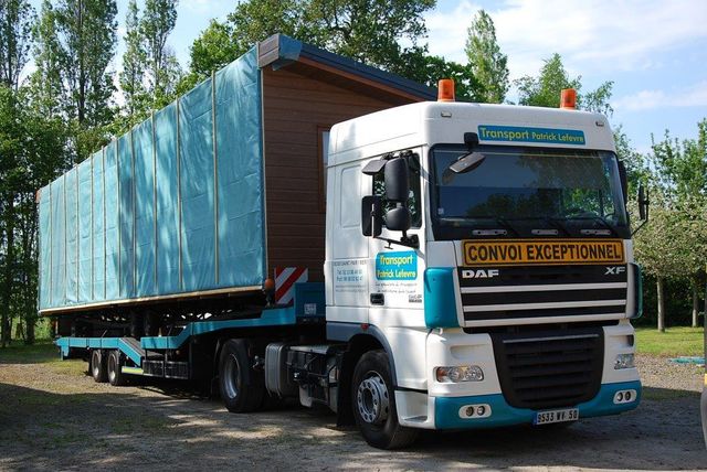 image d'un camion transportant mobile-home