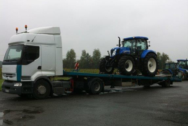 image d'un camion transportant tracteur